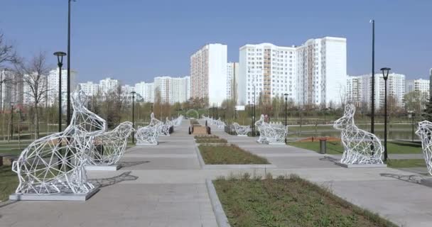 Figuras de Páscoa no parque — Vídeo de Stock