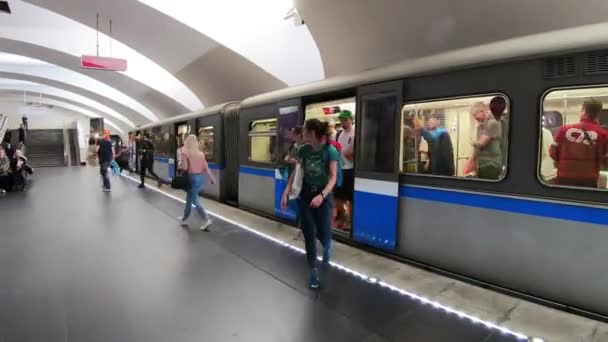 Pasajeros en el metro — Vídeo de stock