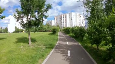 Şehir parkındaki sokak.