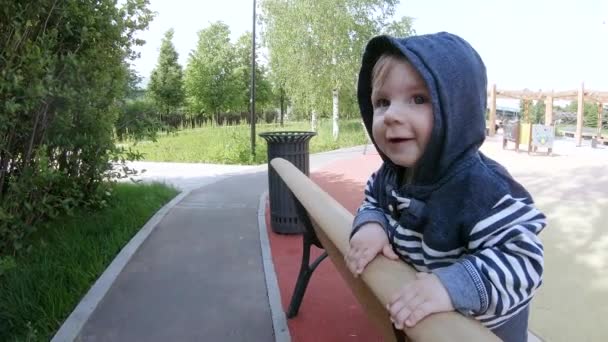 Pojke baby på bänken — Stockvideo