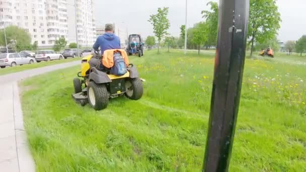 芝刈り用トラクター — ストック動画