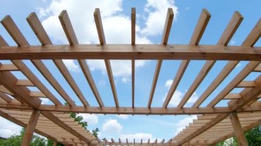 Parkta ahşap pergola