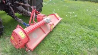 Çim biçme traktörü