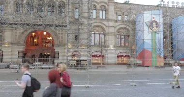 9 Mayıs kutlamaları için Kızıl Meydan'ı hazırlamak