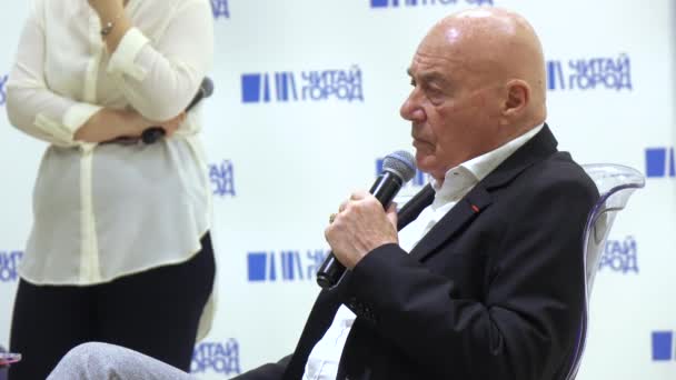 Vladimir Pozner bei der Vorstellung des Buches — Stockvideo