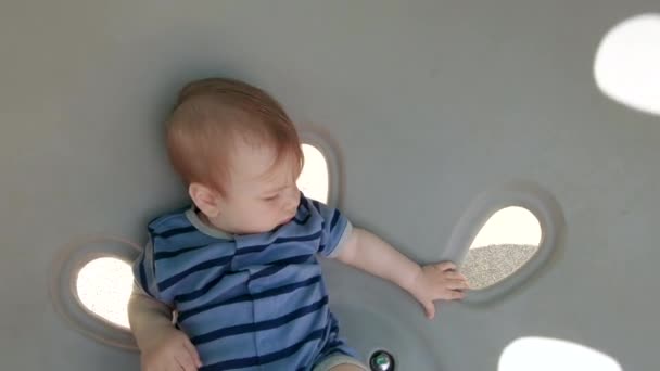 スイングに男の子の赤ちゃん — ストック動画