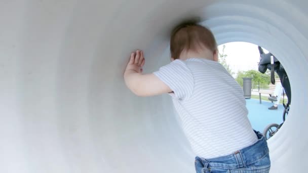 Niño en el tubo — Vídeo de stock