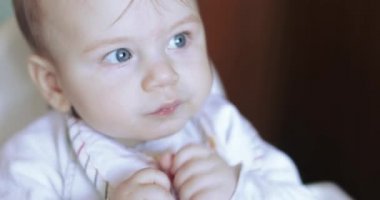 Çocuk Çocuk haşlanmış patates yiyor