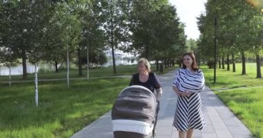 Parkta annesiyle Genç Anne