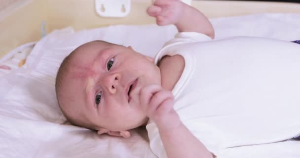 Deitado na cama lençol bebê — Vídeo de Stock