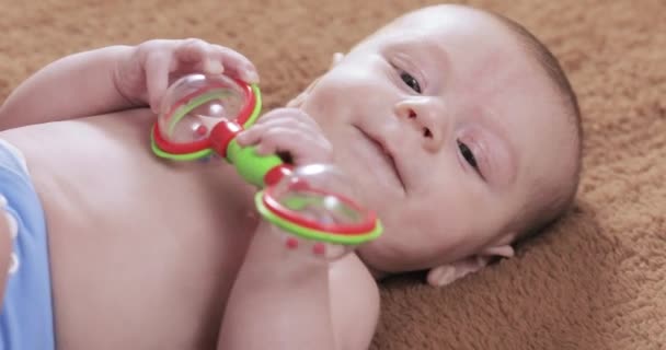 带玩具的婴儿 — 图库视频影像