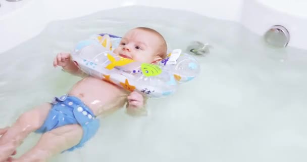 Baby schwimmt im Badezimmer — Stockvideo