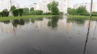 Şehir parkında şiddetli yağmur