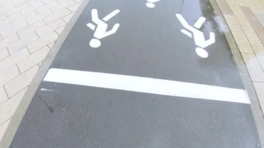 Yağmurdan sonra bisiklet ve yaya yolu