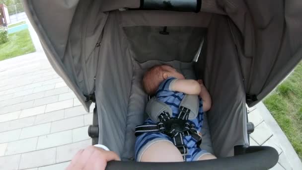 Slapen in een wandelwagen baby — Stockvideo