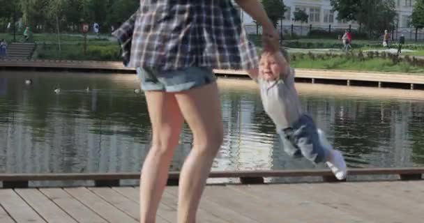 Mamma snurrar en bebis — Stockvideo