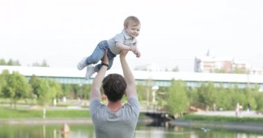 Babam bir çocuk büyütse.