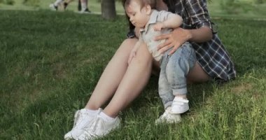 Anne ve bebek çimenlikte