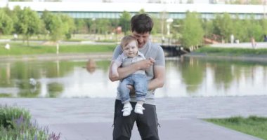 Baba ve bebek kıyıda