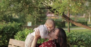 Annem bankta çocukla birlikte.