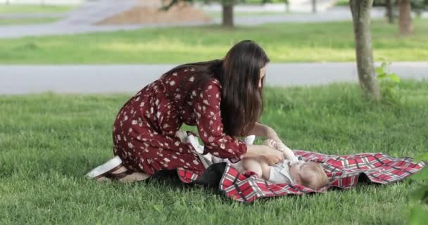Anya álcázza a gyermeket — Stock videók