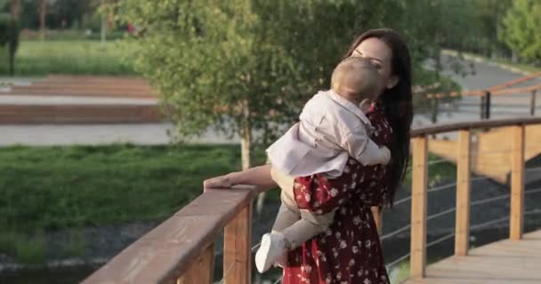 Mamá con un niño en la barandilla — Vídeos de Stock