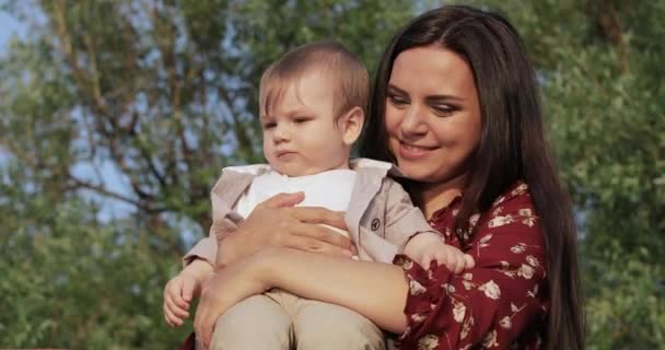 Mamá con un niño en la barandilla — Vídeos de Stock