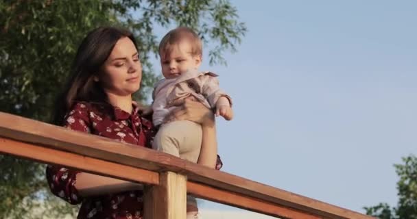 Mamá con un niño en la barandilla — Vídeos de Stock