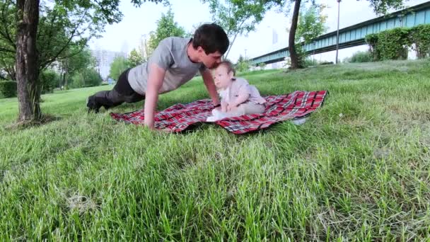Папа с ребенком на пикнике — стоковое видео