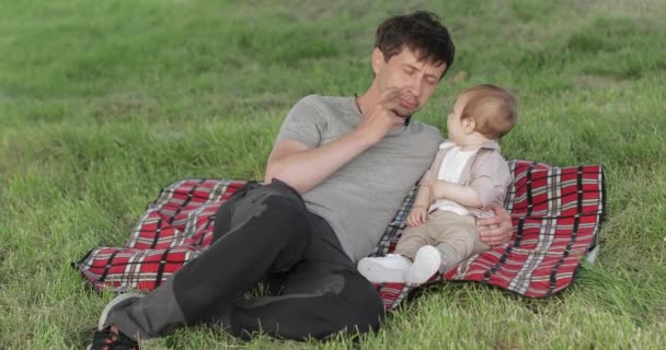 Vater mit Kind beim Picknick — Stockvideo