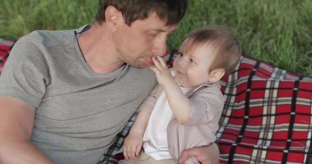 Papa met een kind bij een picknick — Stockvideo