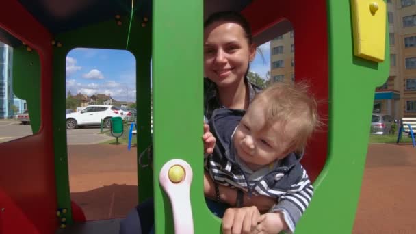 Mãe com seu filho em uma carruagem — Vídeo de Stock