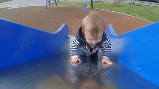 Niño en una colina — Vídeo de stock