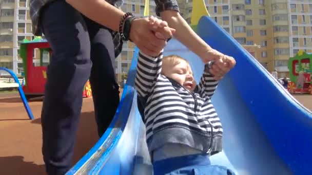 Mãe e filho na colina — Vídeo de Stock