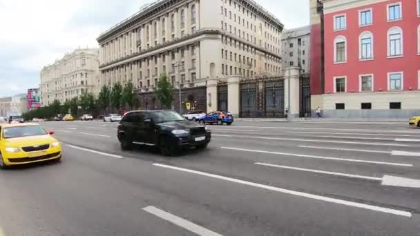 Tráfico en la calle Tverskaya — Vídeos de Stock