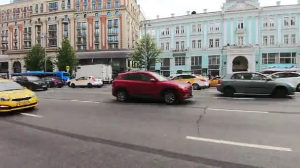 Tráfico en la calle Tverskaya — Vídeos de Stock