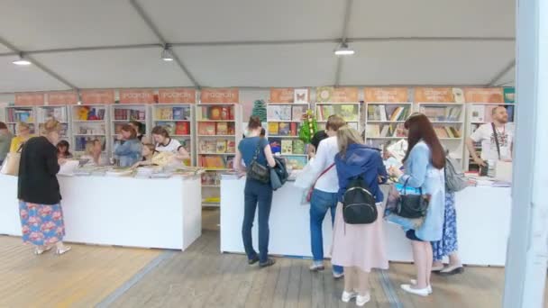 Kırmızı meydanda kitap Festivali — Stok video