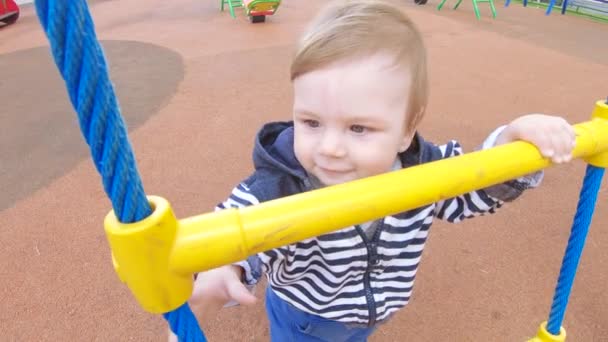 Niño en la escalera de cuerda — Vídeo de stock