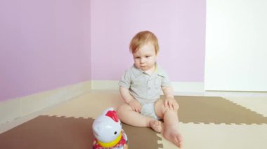 Oyuncak bebek taşıyan çocuk.