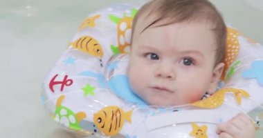 Bebek banyoda yüzüyor.