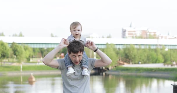 Papa avec un enfant sur les épaules — Video