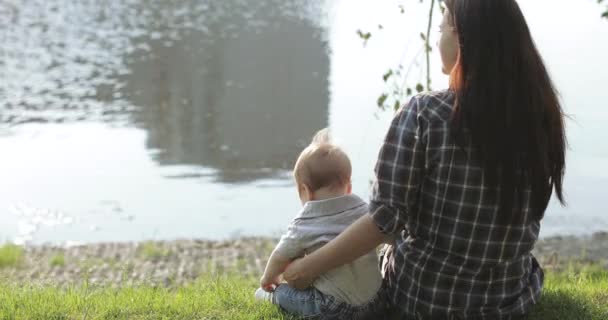 Mutter mit Kind am Ufer des Teiches — Stockvideo