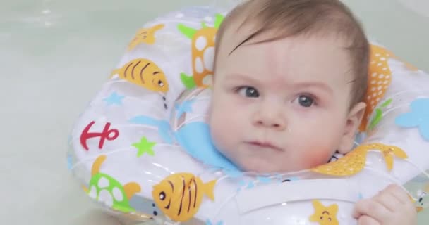 Baby zwemt in de badkamer — Stockvideo