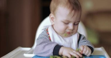 Bebek Çocuk avokado yeme