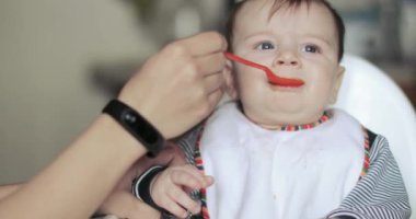 Çocuk oğlan olduğunu yaramaz at the masa