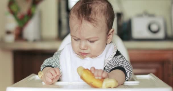 Μωρό αγόρι τρώει μια μπανάνα — Αρχείο Βίντεο