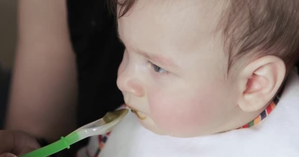 Baby boy eating broccoli puree — Stock Video