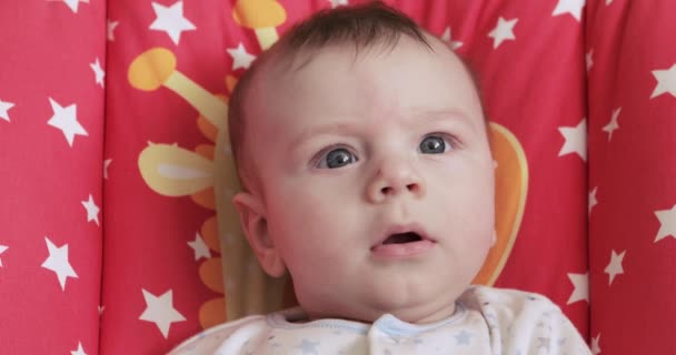 Baby is gelukkig in de wieg — Stockvideo