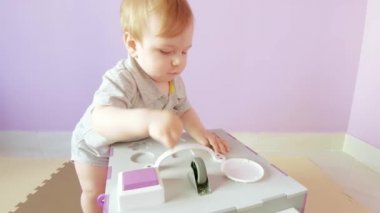 Bebek meşgul küple oynuyor