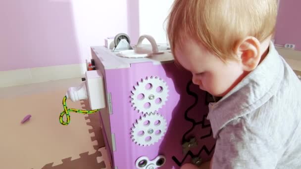 Bayi bermain dengan kubus sibuk — Stok Video